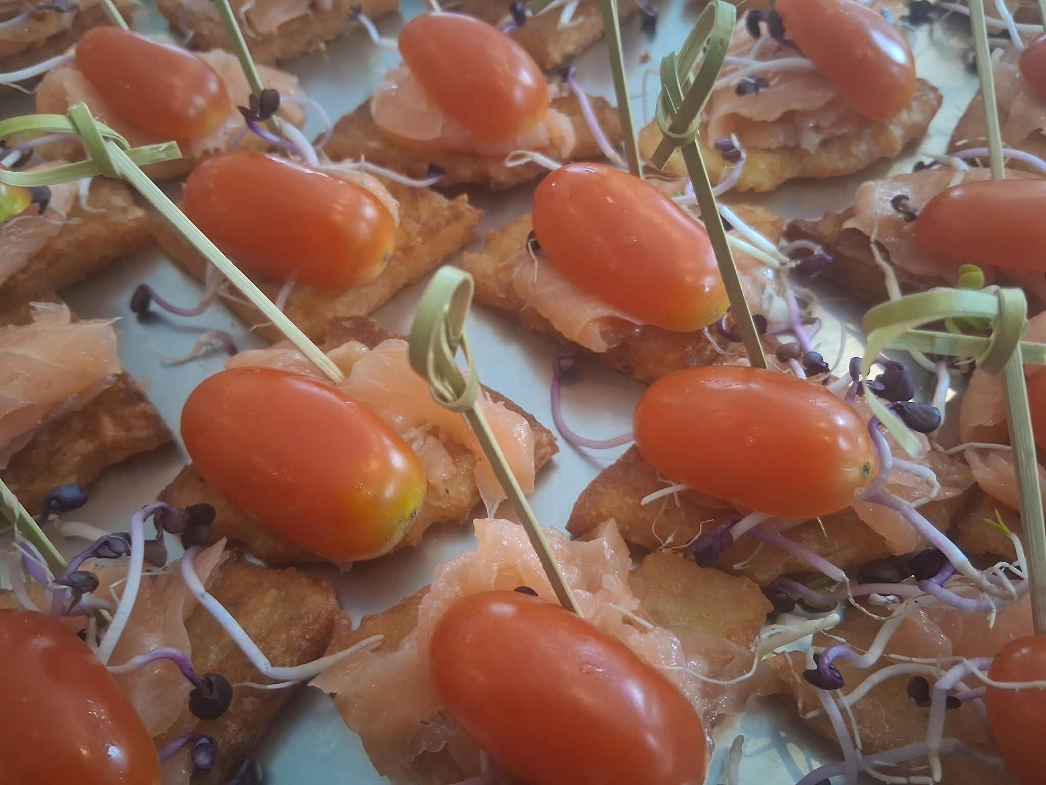 Fingerfood-Happen mit halbierten Kirschtomaten, Sprossen und Kräutern