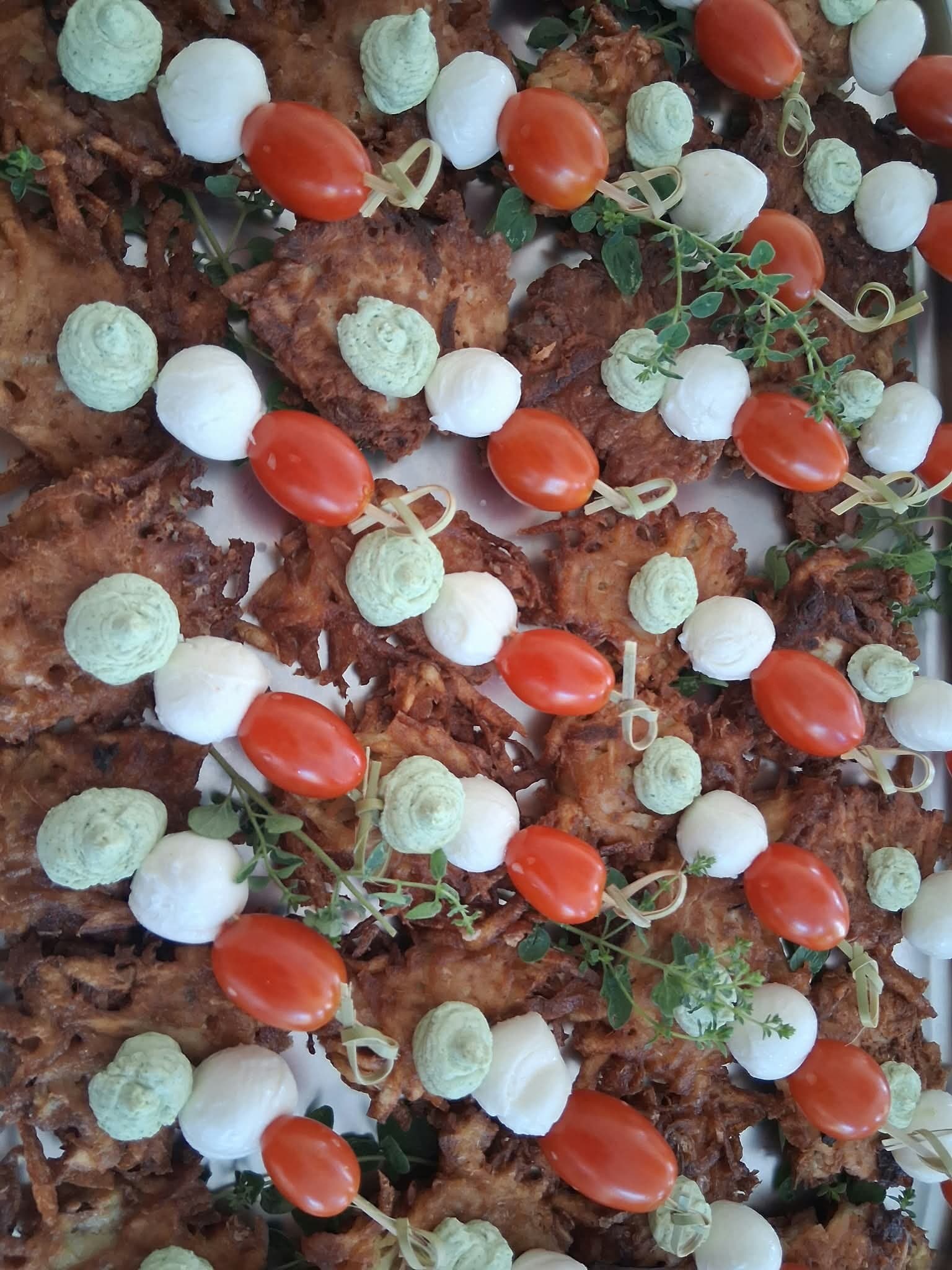 Spiesse mit Mozzarellakugeln und Tomaten, grüne Cremetupfen