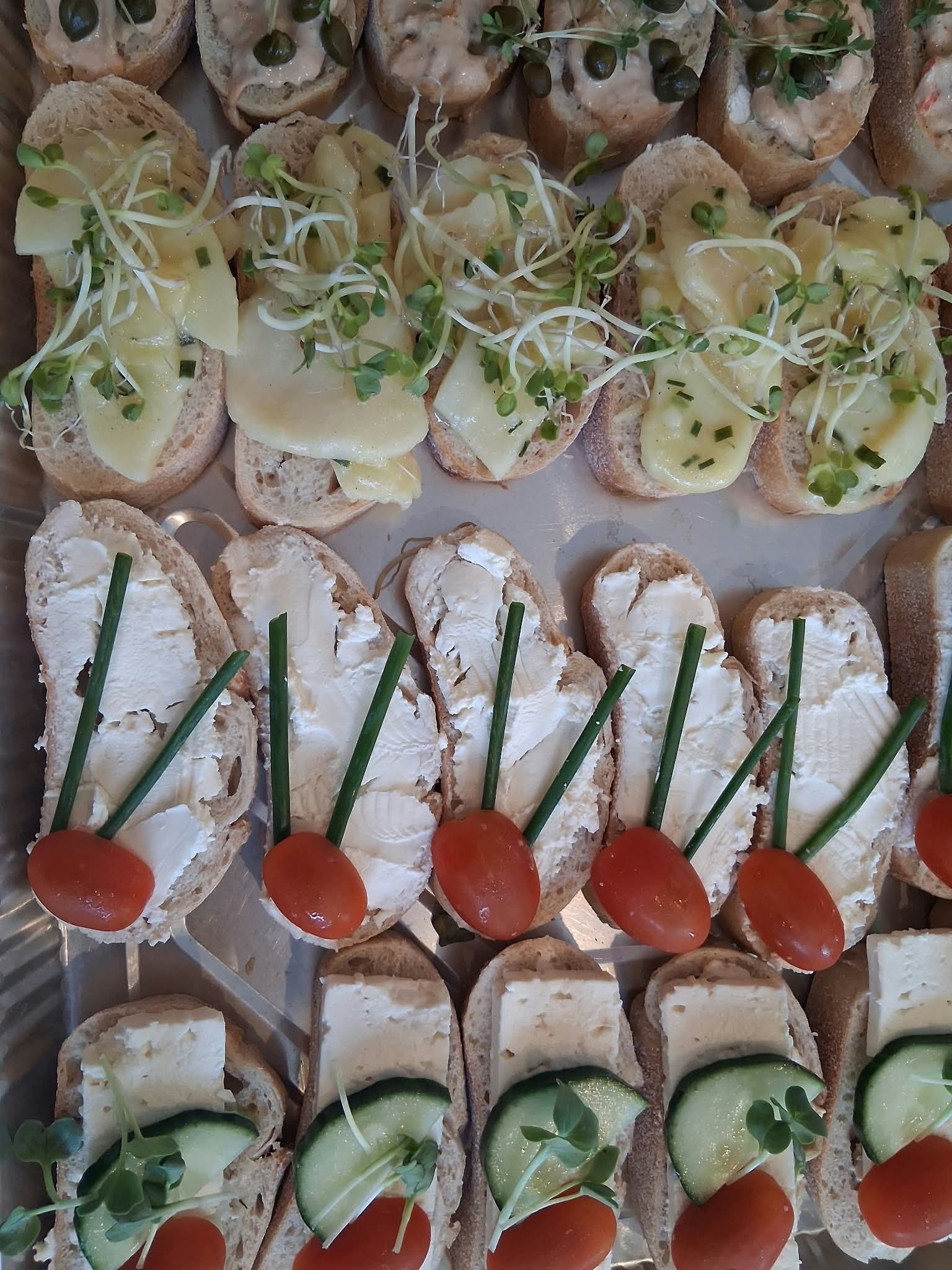 Tablett mit Canapés, Schnittlauch und Tomaten