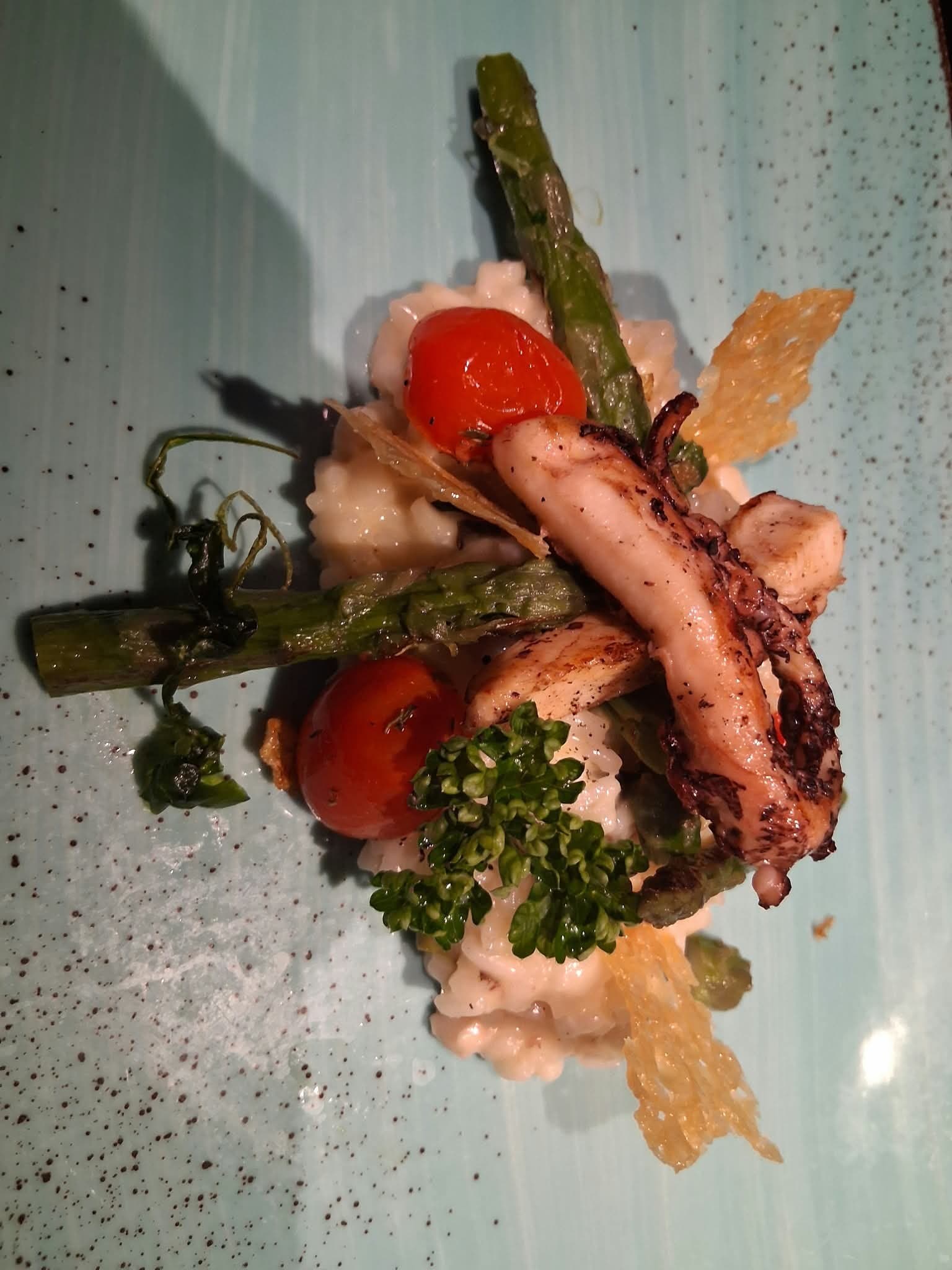 Gegrillter Oktopus mit grünem Spargel, Kirschtomaten und Risotto