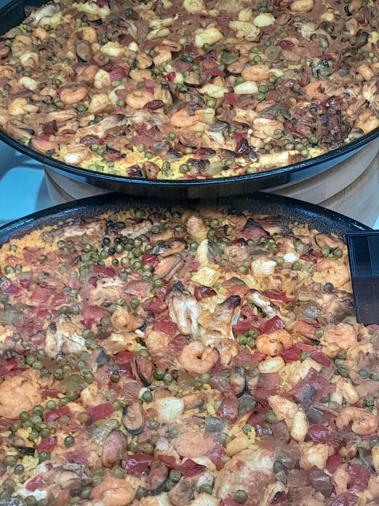 Zwei Pfannen Paella mit Muscheln und Garnelen
