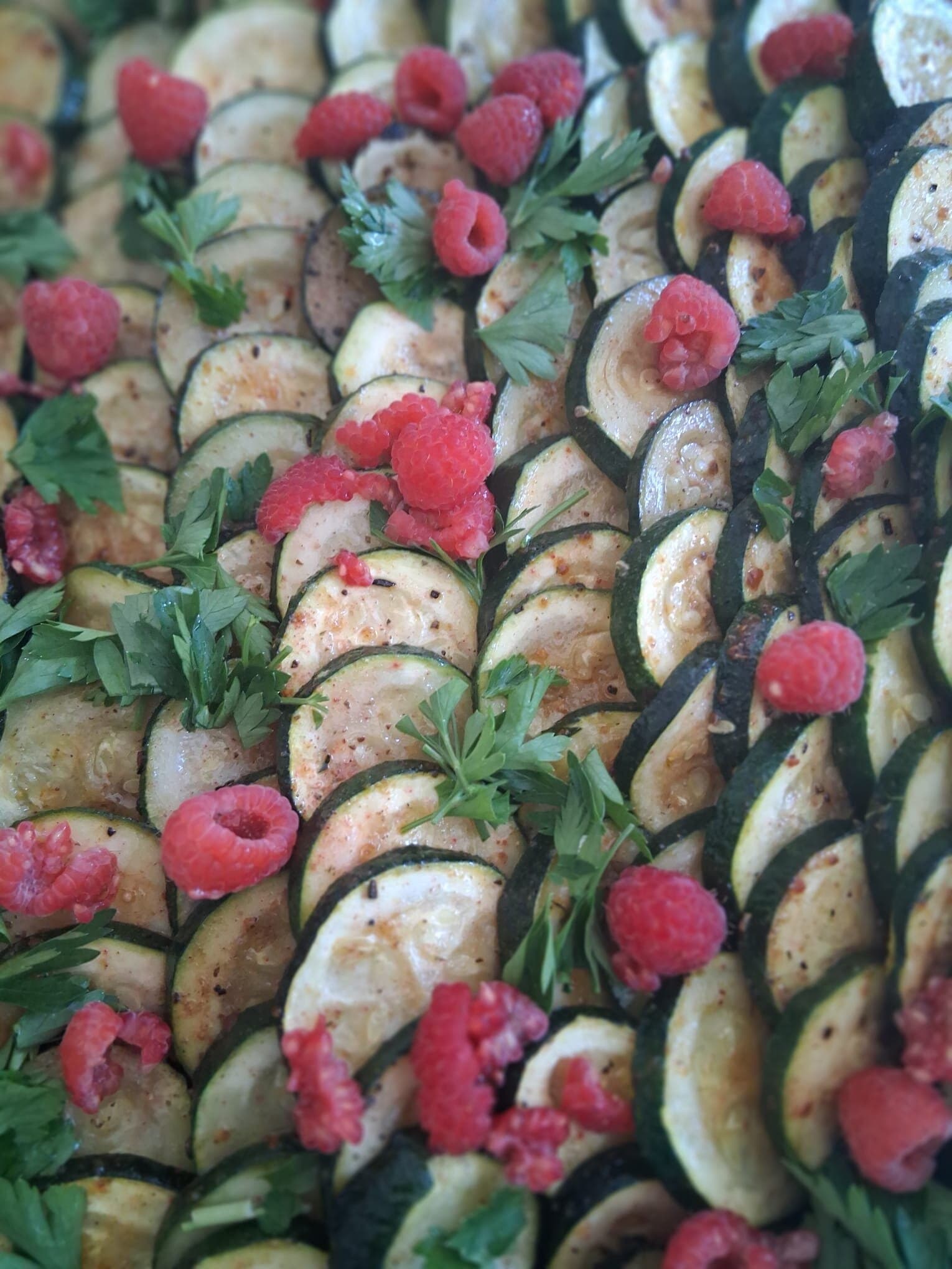 Zucchinischeiben mit Himbeeren und Petersilie