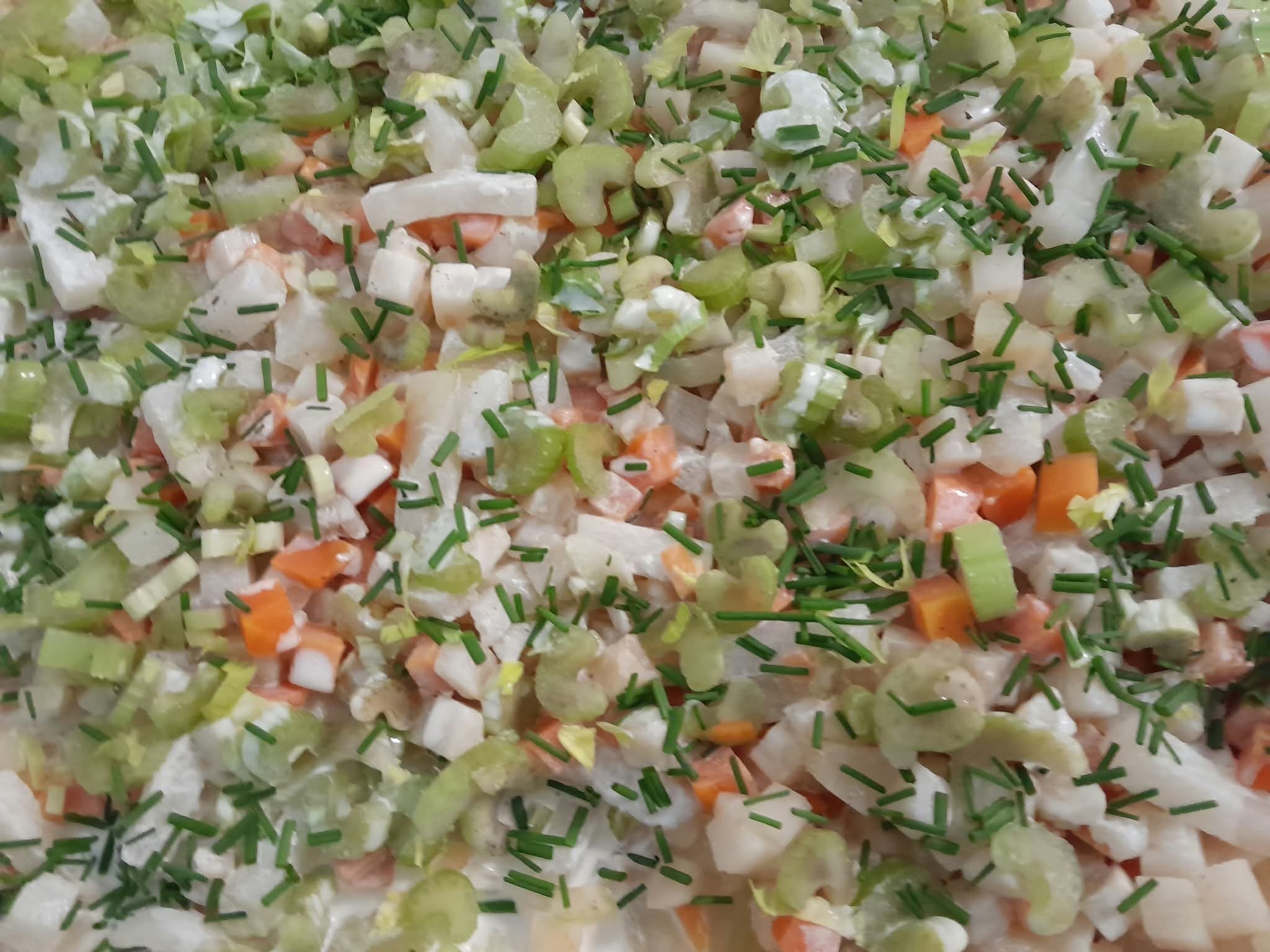 Salat mit Karotten, Sellerie und Schnittlauch
